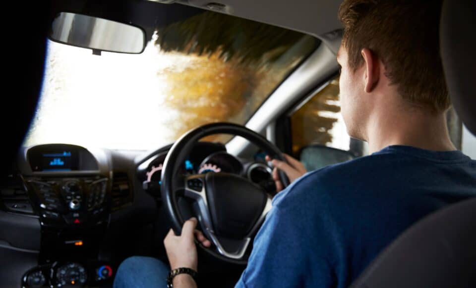 Un homme qui conduit une voiture pour illustrer l'augmentation du montant de la carte grise