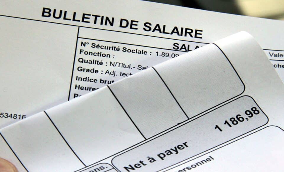 Photo de deux bulletins de salaire