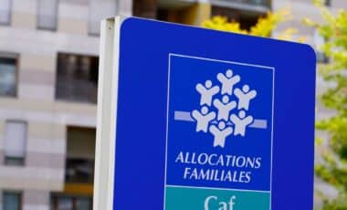 Panneau de la Caisse d'allocations familiales (CAF) pour évoquer le versement de la fin de l'année