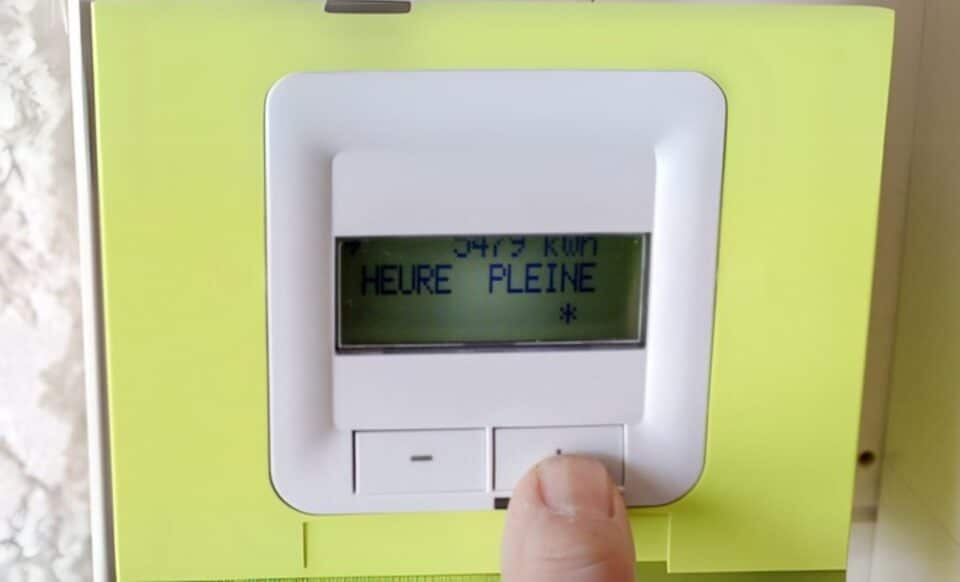 Compteur d'électricité affichant une heure pleine