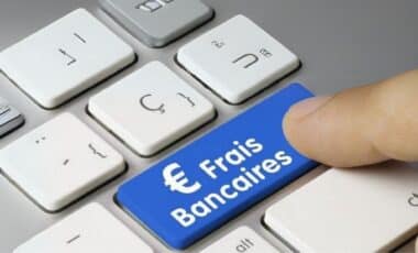 Photo d'un clavier avec une touche portant la mention « frais bancaires »