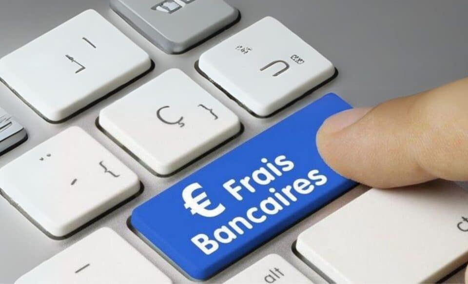 Photo d'un clavier avec une touche portant la mention « frais bancaires »