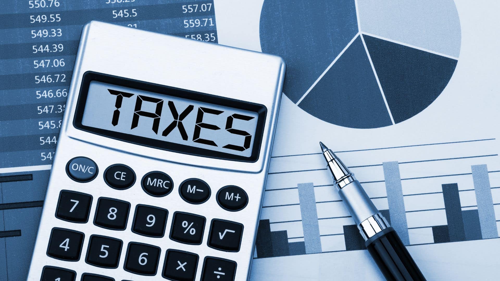 Photo d'une calculatrice sur laquelle est écrit : taxe