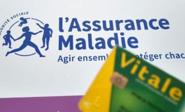 Fronton de l'Assurance Maladie + une carte vitale pour illustrer la revalorisation du plafond de la Sécurité sociale