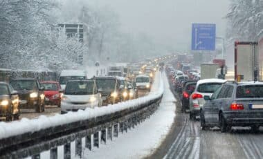 Météo hivernale illustrée dans une route bloquée par la neige