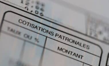 Photo d'un bulletin de salaire zoomant sur la case cotisations patronales