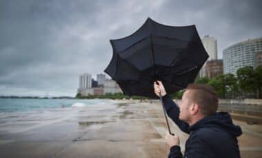 Des Vents Forts qui renversent un parapluie pour illustrer une météo agitée