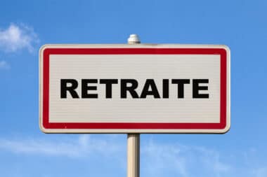 Panneau portant le mot « Retraite »