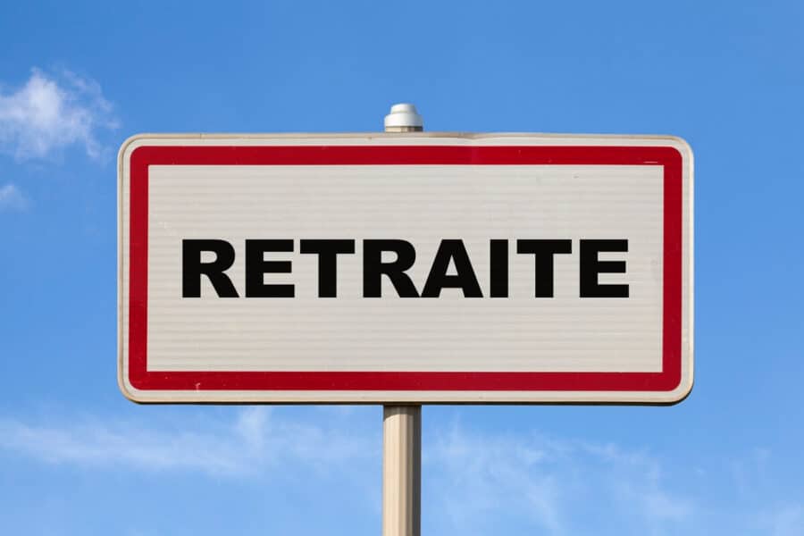 Panneau portant le mot « Retraite »