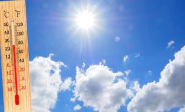 Ciel parsemé de nuages légers et épars, laissant passer les rayons du soleil pour illustrer la météo