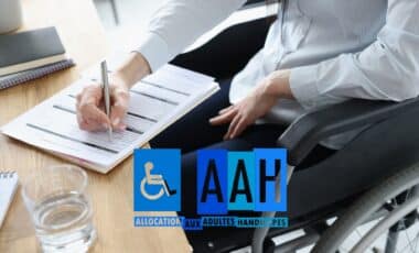 L'image montre une personne en fauteuil roulant remplissant un formulaire administratif à une table. En bas à droite, le logo de l'Allocation aux Adultes Handicapés (AAH) est visible, avec un symbole représentant une personne en fauteuil roulant.