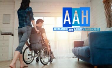 Une personne debout pousse une autre personne sur un fauteuil roulant, à côté logo de l'AAH