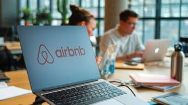 Airbnb écrit sur un micro