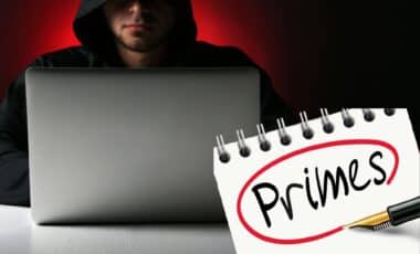 Photo d'un pirate informatique en arrière-plan et d'un carnet portant la mention "primes"