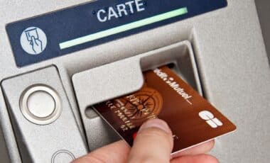 Carte bancaire insérée dans un distributeur