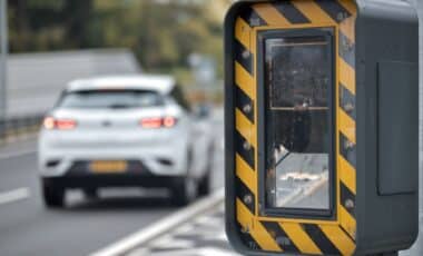 un radar installé sur la route