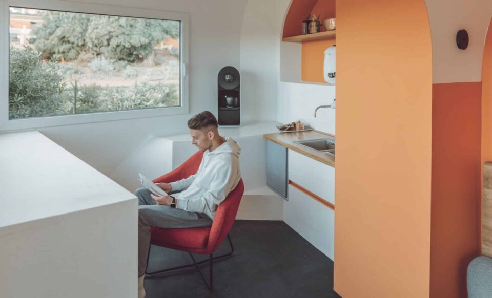 Photo d'un jeune homme en train de lire pour illustrer les aides du Crous pour les étudiants précaires