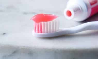 Dentifrice et une brosse à dents