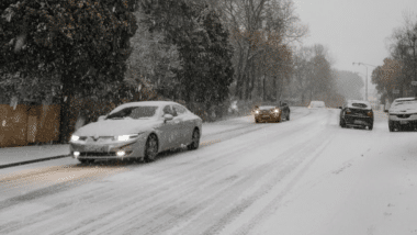 Une route enneigée avec des voitures qui circulent pour évoquer les conditions météo