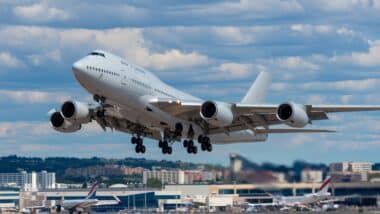 Un avion dans le ciel pour évoquer les compagnies aériennes