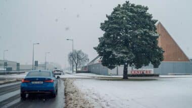 Une voiture qui roule sous la neige pour évoquer une météo hivernale