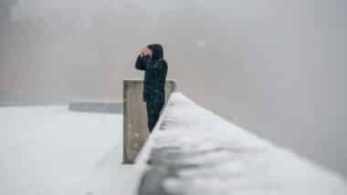 Météo enneigée avec une personne sous un blizzard