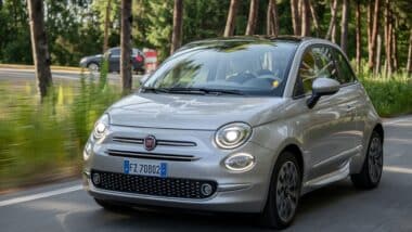 Photo d'une Fiat 500 roulant sur une route