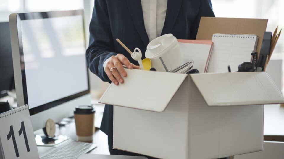 Une photo d'une personne qui a emballé ses affaires dans un carton pour illustrer une démission