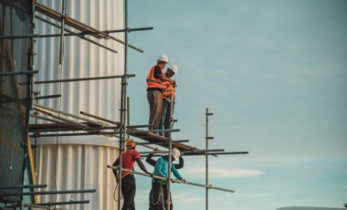 Des ouvriers du secteur du bâtiment sur des échafaudages métalliques