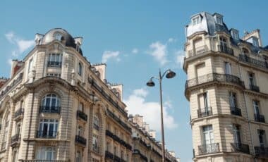 Deux bâtisses parisiennes dont certains appartements rapportent des loyers à leurs propriétaires