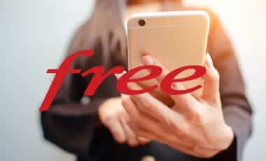 Photo d'une femme tenant un téléphone en arrière-plan avec le logo de Free