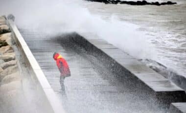 Une personne faisant face à une météo très agitée