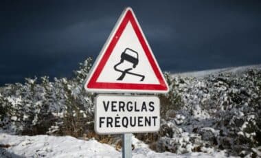 Une plaque de signalisation à cause d'une météo marquée par un risque de neige-verglas