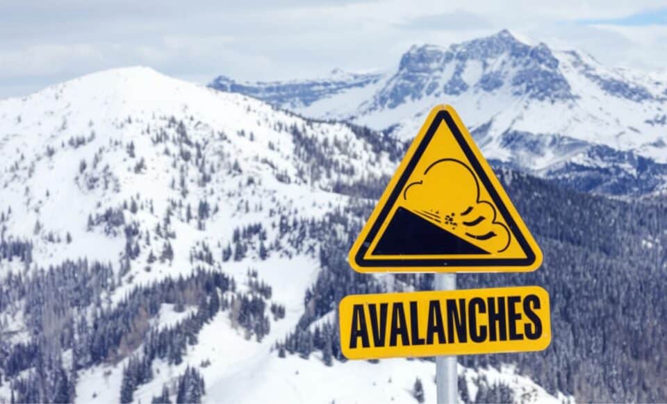 Une plaque jaune indiquant un risque d'avalanches à cause d'une météo instable