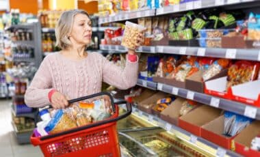 Une personne faisant ses courses de Noël dans un supermarché