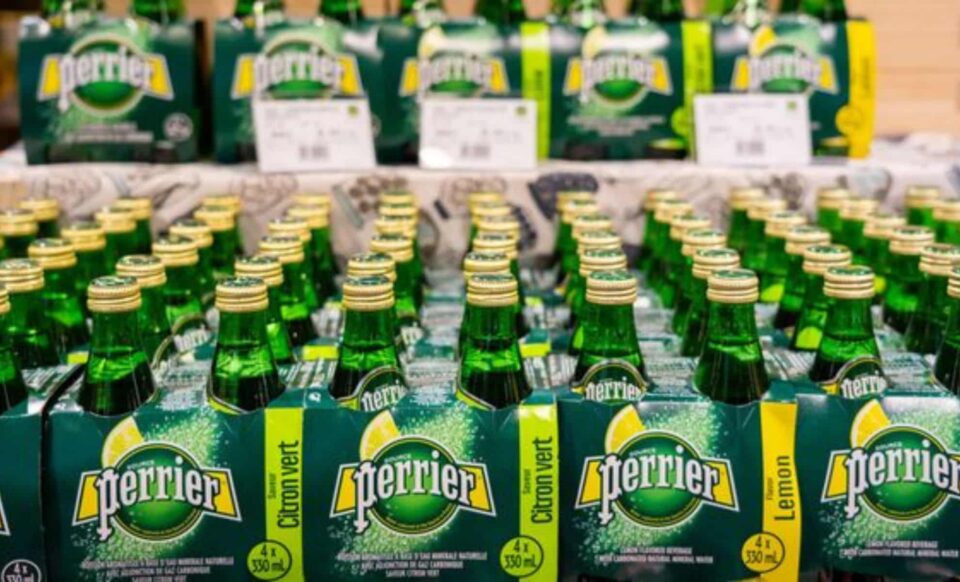 Des lots de bouteilles d'eau pétillante de la marque Perrier