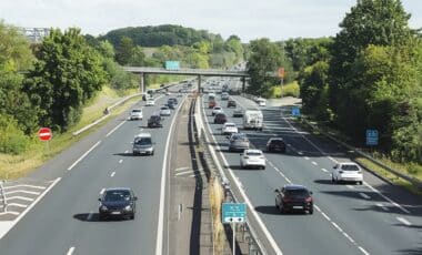 Panneau de signalisation au milieu d'une autoroute