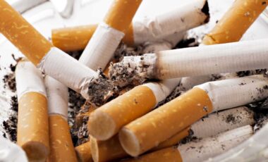 Des cigarettes dans un cendrier pour évoquer les prix du tabac