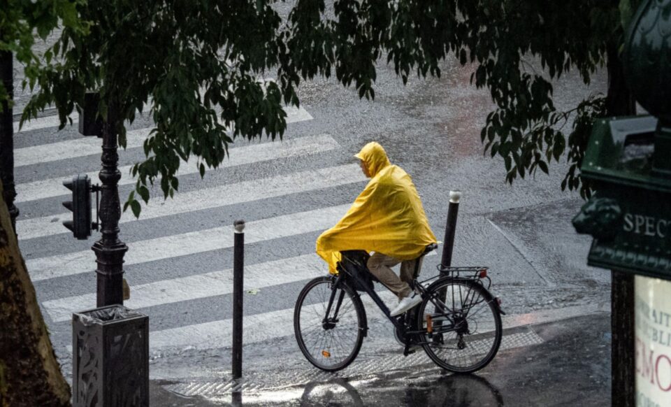 Une personne à vélo sous une météo très perturbée
