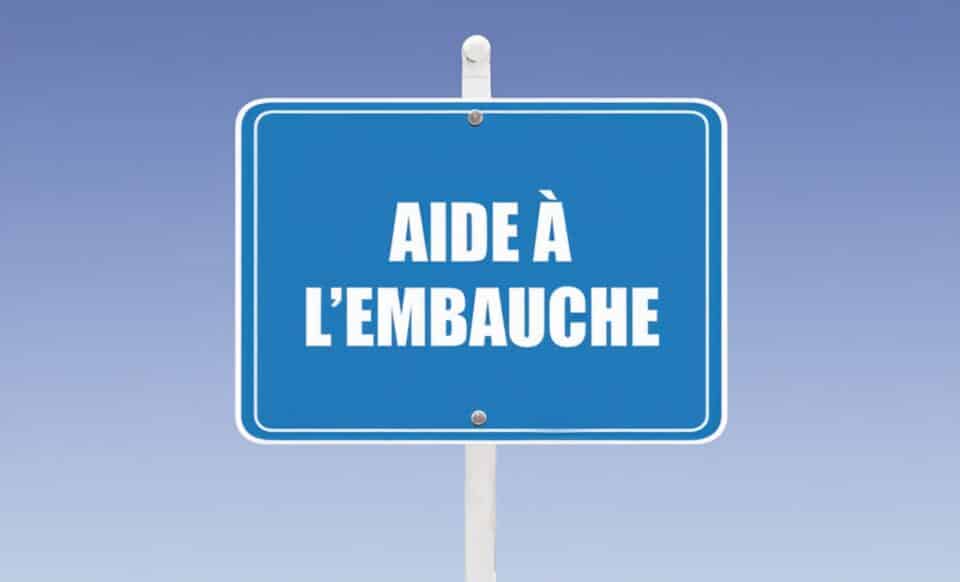 Cette image montre un panneau bleu avec l’inscription "Aide à l'embauche", symbolisant les dispositifs de soutien à l’emploi des apprentis.