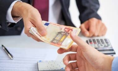 Une personne qui donne de l'argent sous forme d'une aide financière à une autre personne