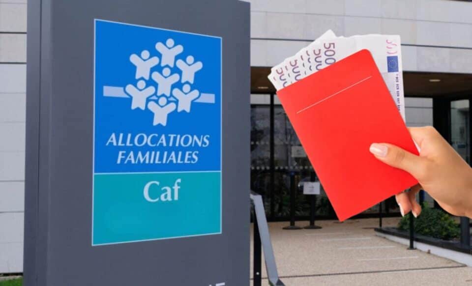 Cette image illustre le lien entre la CAF (Caisse d'Allocations Familiales) et le Livret A. Elle montre un panneau de la CAF à côté d'une main tenant un livret rouge avec des billets de banque visibles.