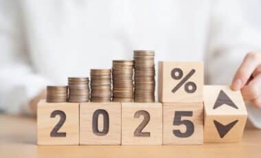 Cette image illustre des piles de pièces représentant une progression financière, posées sur des cubes marqués "2025", avec des symboles de pourcentage et de flèche. Elle symbolise les changements économiques ou financiers attendus pour l'année 2025, tels que des hausses ou des ajustements liés aux revenus, taux ou coûts.