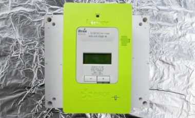 Compteur Communicant Linky avec une feuille d'aluminium en arrière plan