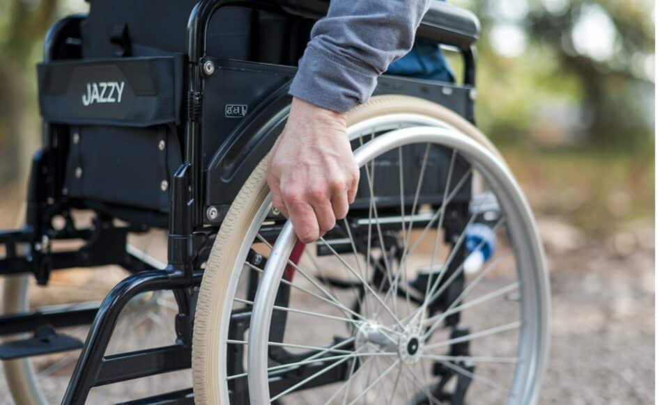 Photo d'une personne handicapée en fauteuil roulant