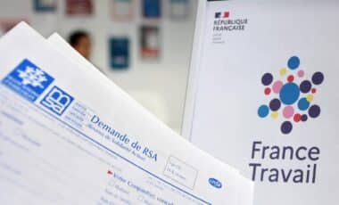 Formulaire pour demander le RSA avec un panneau sur lequel est écrit France Travail en arrière-plan