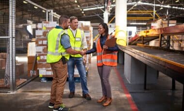 Trois ouvriers dans une usine pour illustrer le besoin du marché de l'emploi au Luxembourg et en Lorraine