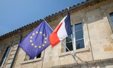 Le drapeau de l'Union européenne et celui de la France pour illustrer la place du pays en termes de pouvoir d'achat et de salaires en Europe