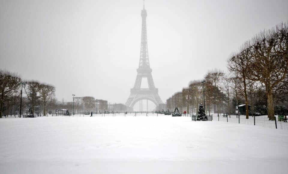 Une image montrant la tour Eiffel et Paris sous une météo enneigée