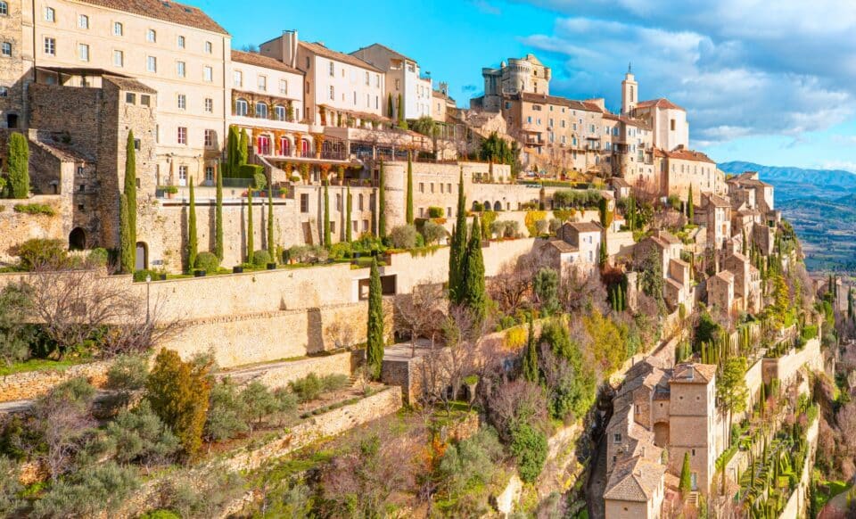 Une photo illustrant le village de Gordes qui a été élu plus beau village du monde par la presse américaine